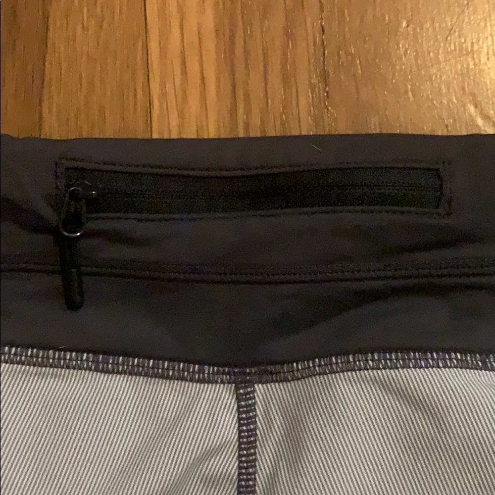 Lululemon shorts size 4 - Picture 4 of 5